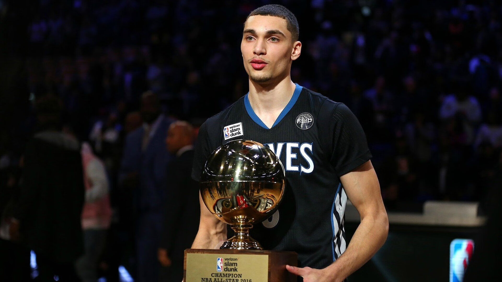 东莞工人迎风作业，安全保障成关键